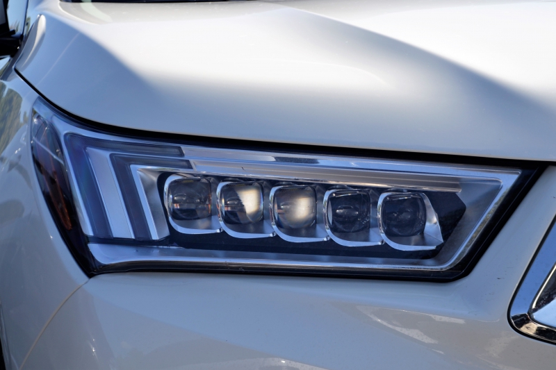 moto-CASTILLON-min_acura-headlamp-2834131